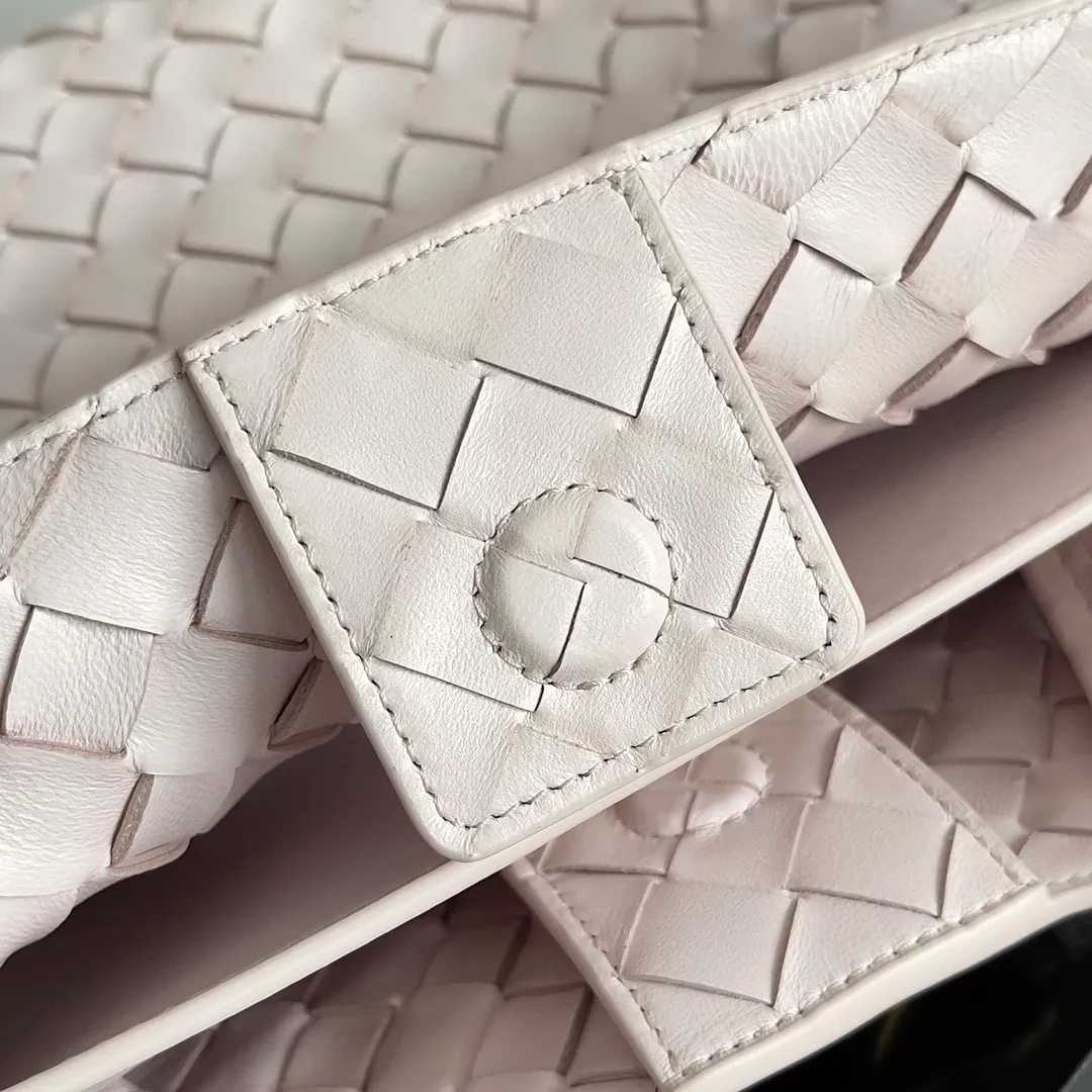 The 2023 new Andiamo batch of 2260 BV has been shipped‼ ️Really popular🔥The new Andiamo woven handbag launched by Bottega Veneta this season is really popular all over the world! ! Celebrities at home and abroad have worn it, and Oscar-winning actress Michelle Yeoh has taken it out on the street. Song Jia, Trai Yara, Yu Feihong, Sanji Ayaka, Rosie Hunting-Whiteley, Yoshioka Riho, etc. have all picked up this bag. It is classic and versatile, showing off its temperament, and the bag capacity is also large, which is very convenient for daily commuting! ! A variety of carrying methods, the shoulder straps can be adjusted by yourself, the original lambskin feels soft and delicate, and the unisex style breaks the gender boundaries and brings a more practical and long-lasting use experience. Andiamo, which has both elegant and casual styles, perfectly interprets the true appearance of "fashionable old money style". Style number: 743572 Size: 32*24*12